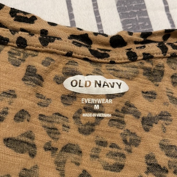 Old navy medium cheetah print tee - Picture 2 of 2